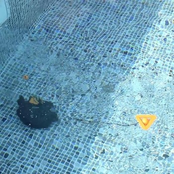 ROBOT LIMPIAFONDOS A BATERIA CYCLONE 100 - 7,4v - 2ah PARA 20m2 2