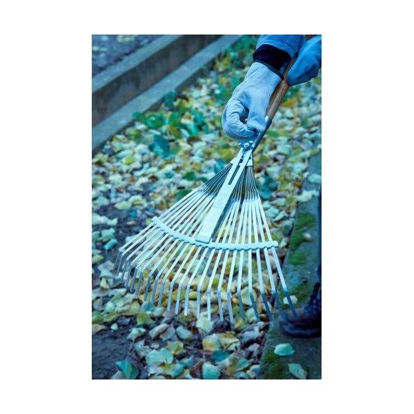 Escoba ajustable púa plana para limpieza de césped con mango madera FSC  / 3042CM