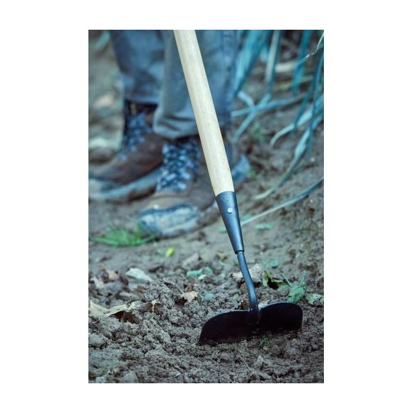 Azada Binadora, afilada para penetrar bien la tierra y cortar las malas hierbas. Mango largo de 1500mm / 3081CM